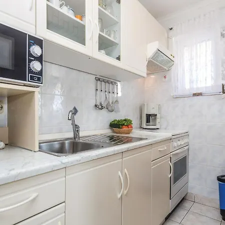 1 Bedroom Lovely In Apartment
