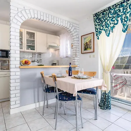 1 Bedroom Lovely In Apartment *